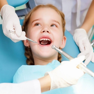 ویزیت اولیه کودک به دندانپزشک چه زمانی است